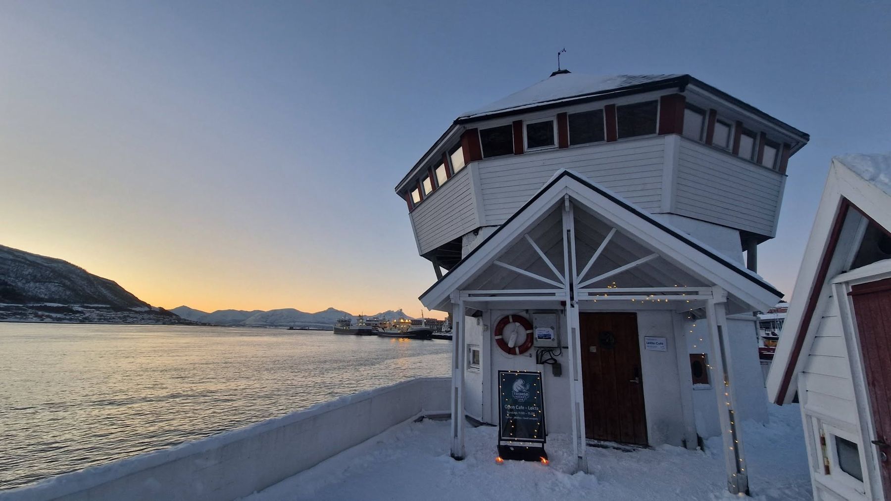 Løkta i blått vinterlys med fjellene i bakgrunnen