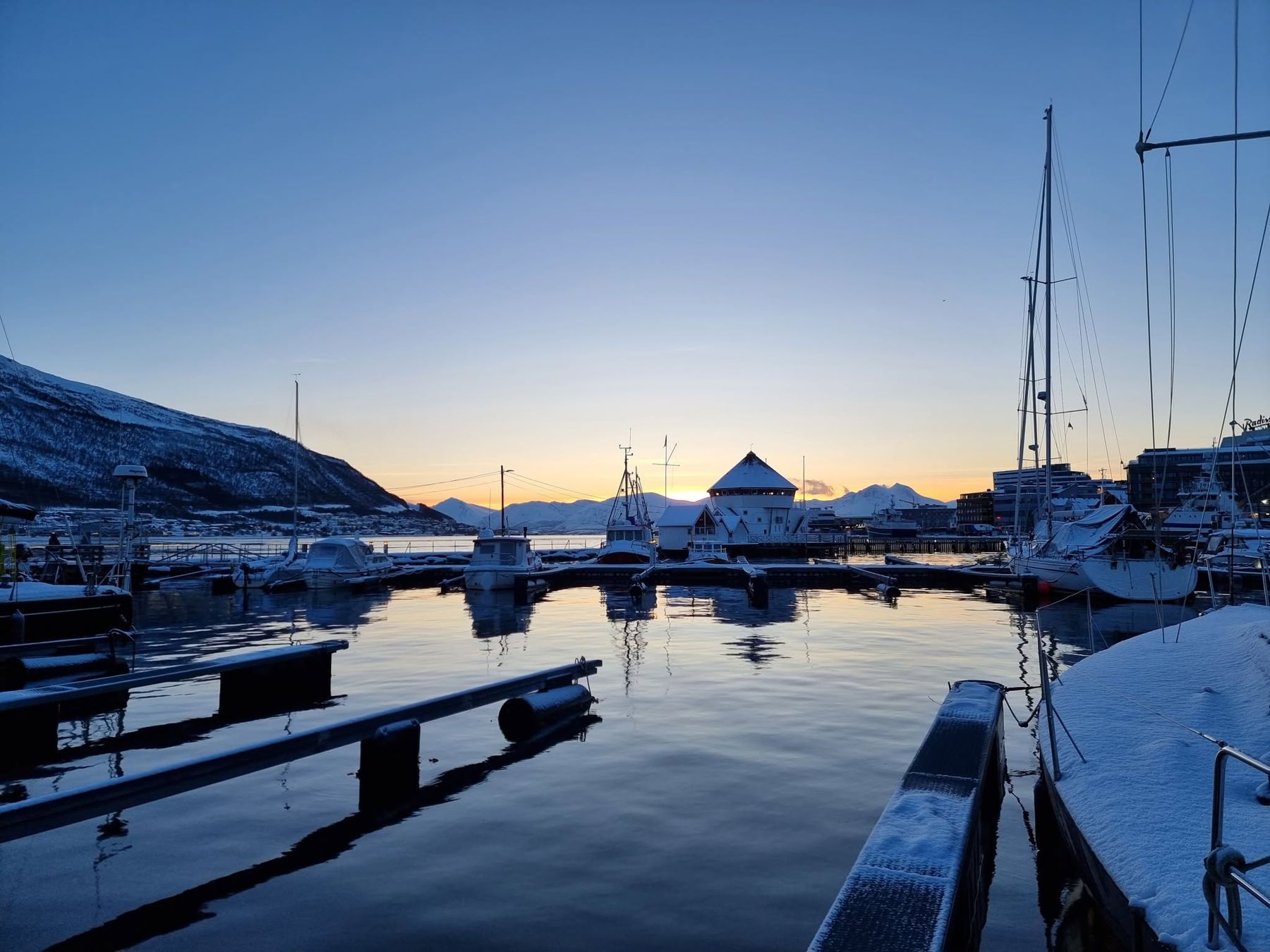 Snødekte brygger i motlys ved solnedgang